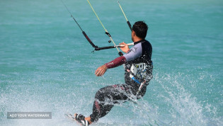 Polska szkoła kitesurfingu na Sycyli. UNHOOKED Wakacje we Włoszech.